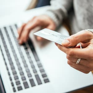 Tiến ra toàn cầu: Cách thẻ tín dụng đơn giản hóa các giao dịch sòng bạc trực tuyến xuyên biên giới