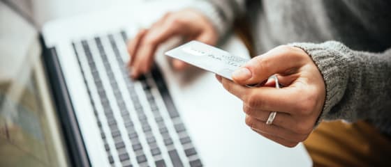 Tiến ra toàn cầu: Cách thẻ tín dụng đơn giản hóa các giao dịch sòng bạc trực tuyến xuyên biên giới